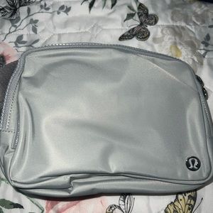 BNWOT Everywhere Belt Bag Large 2L🩶